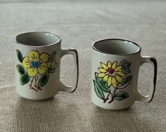 Vintage aardewerk koffiemokken | Handgeschilderde gele bloemenkopjes | Set van 2 stuks