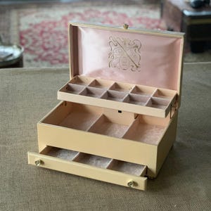 Vintage Lady Buxton Musical Jewelry Box | Cream with Pink Velvet Interior | 1960s