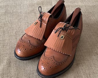 Zapatos de golf vintage para mujer de cuero marrón con puntera de ala, flecos Kiltie y tacos suaves (Talla 8 1/2).