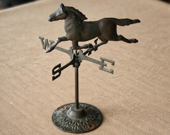 Veleta de latón antiguo con forma de caballo corriendo / Decoración rústica para jardín