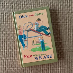 Puede incluir: Un libro infantil vintage titulado "Dick and Jane" con una cubierta verde. La ilustración de la portada representa a niños jugando en un parque infantil. El texto "Fun Wherever We Are" también se muestra.