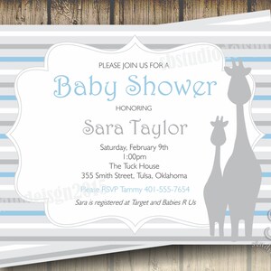 Puede incluir: Una invitaci&oacute;n a una baby shower con un fondo a rayas grises y azules. La invitaci&oacute;n presenta una silueta de dos jirafas y el texto "Por favor, &uacute;nase a nosotros para una Baby Shower en honor a Sara Taylor". La invitaci&oacute;n tambi&eacute;n incluye la fecha, la hora, la ubicaci&oacute;n y la informaci&oacute;n de RSVP.