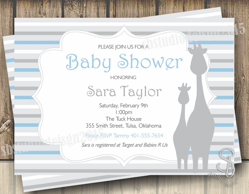 Puede incluir: Una invitaci&oacute;n a una baby shower con un fondo a rayas grises y azules. La invitaci&oacute;n presenta una silueta de dos jirafas y el texto "Por favor, &uacute;nase a nosotros para una Baby Shower en honor a Sara Taylor". La invitaci&oacute;n tambi&eacute;n incluye la fecha, la hora, la ubicaci&oacute;n y la informaci&oacute;n de RSVP.