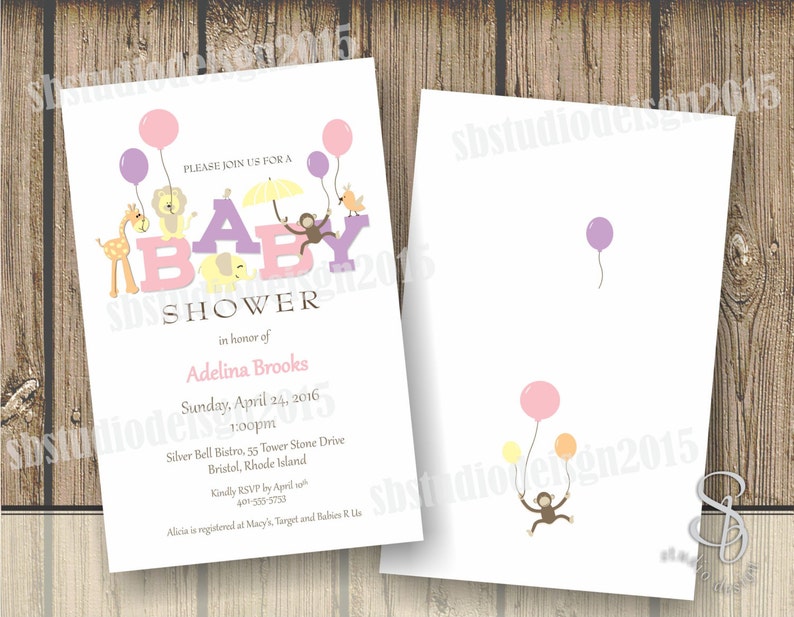 Puede incluir: Una invitaci&oacute;n de baby shower rosa y morada con un tema de animales de la selva. La invitaci&oacute;n presenta las palabras "A Baby Shower" con una jirafa, un mono, un elefante y un le&oacute;n. El texto dice "Por favor, &uacute;nase a nosotros para una baby shower en honor a Adelina Brooks, domingo 24 de abril de 2016, 1:00 pm, Silver Bell Bistro, 55 Tower Stone Drive, Bristol, Rhode Island. Por favor, confirme su asistencia antes del 10 de abril, 401-555-5733. Alicia est&aacute; registrada en Macy's, Target y Babies R Us."