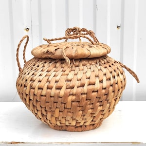 Antique Rye Coiled Straw Basket with Lid  - Country Cottage Chic - Rustic Home Decor
