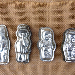24 Cake Molds - Vintage Baking Moulds - Baking Tins - Kitchenware - Rustic Kitchen Decor