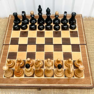 Vintage handbemaltes und geschnitztes Holz Schach - Full Chess Set
