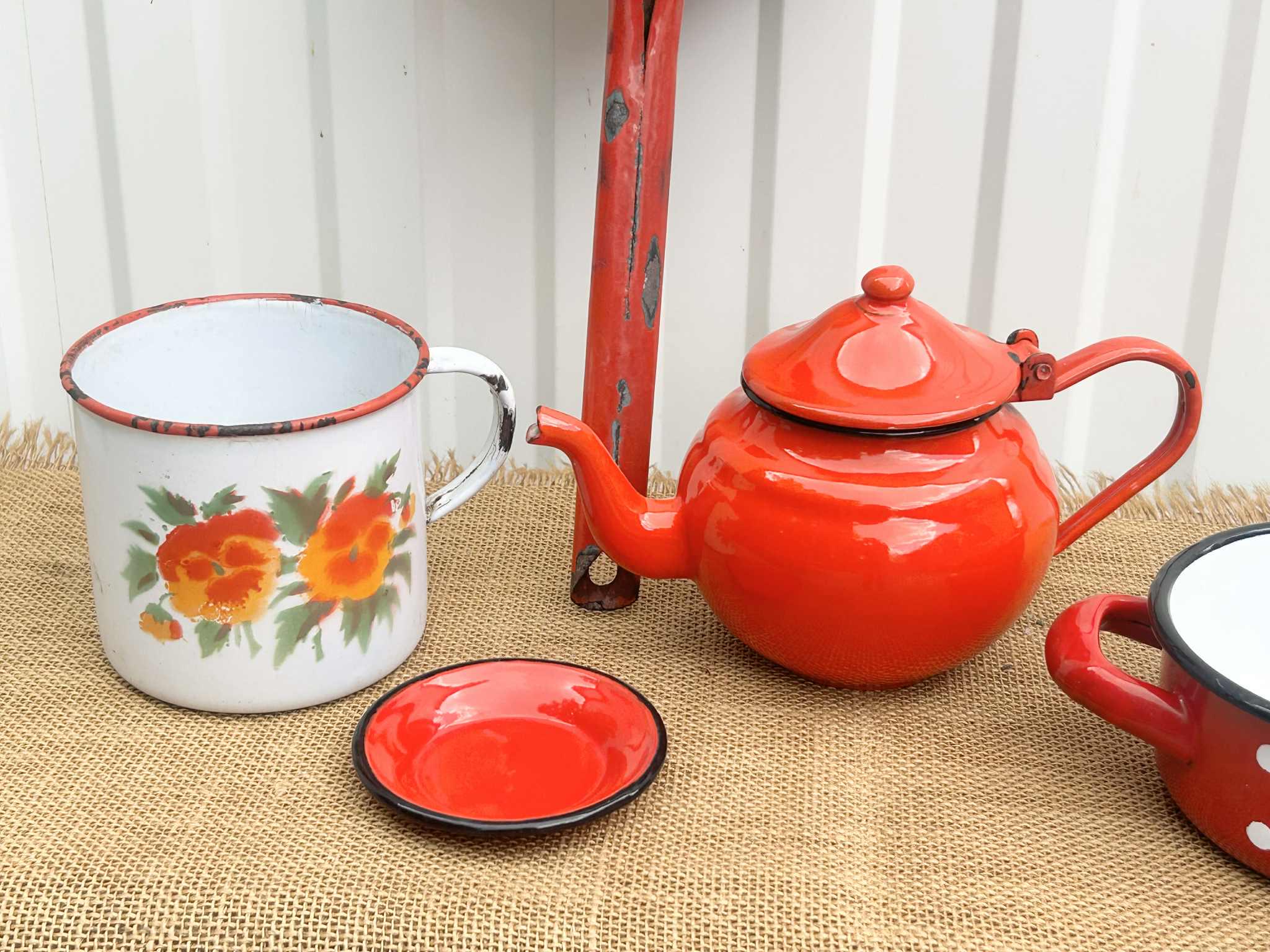 Ancienne passoire en tôle émaillée rouge deco rétro cuisine