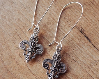 Pendientes &quot;Fleur-de-Lis&quot; con cierre de seguridad en tono plata o bronce de estilo Victoriano/Steampunk/Gótico/Vintage