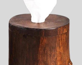 Puede incluir: Un porta pañuelos de madera con forma de tronco de árbol. El porta pañuelos es de color marrón oscuro con veta de madera natural. La parte superior del porta pañuelos tiene un agujero para una caja de pañuelos. La caja de pañuelos es blanca y tiene el texto "Asia SPIRIT" impreso.
