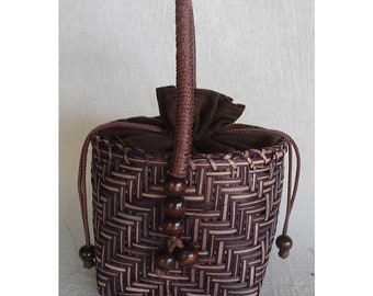 Bolso de mano tejido de bambú ahumado: un bolso tailandés ecológico