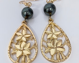 Hawaiian Plumeria Flowers Teardrop: Hamilton Gold Earring with Shell Pearls