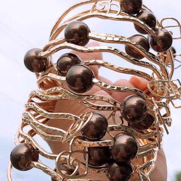 Wavy Bangle with Heart Wave Charm and Brown Shell Pearl