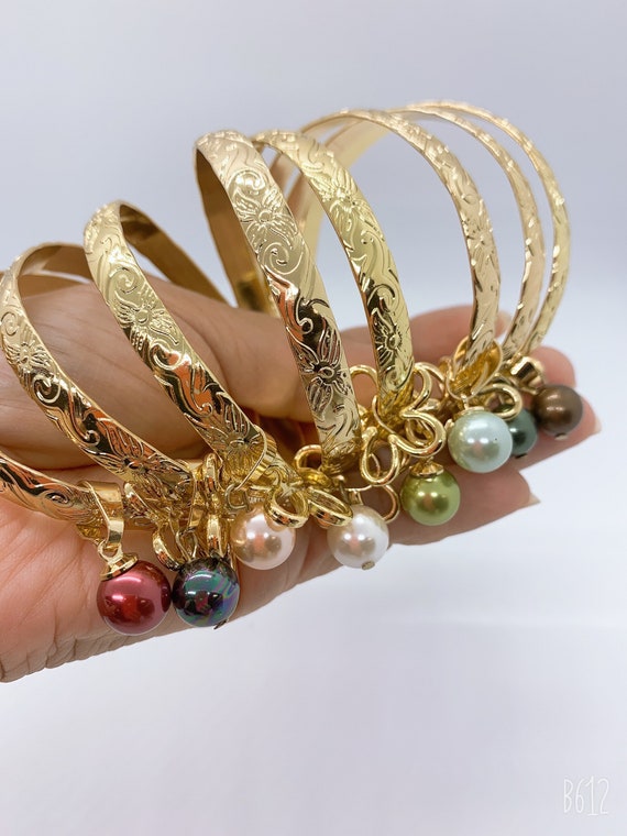 7MM Hawaiian Hamilton Gold Bangle With Flower Charm and