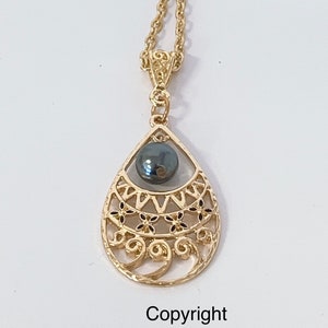 Hawaiian Design: Hamilton Gold Earring with  Shell Pearls