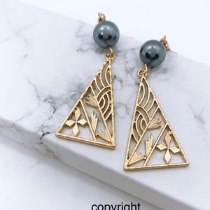 Hawaiian Tribal Tropical Flower Triangle Design : Hamilton Gold Earring with  Shell Pearls