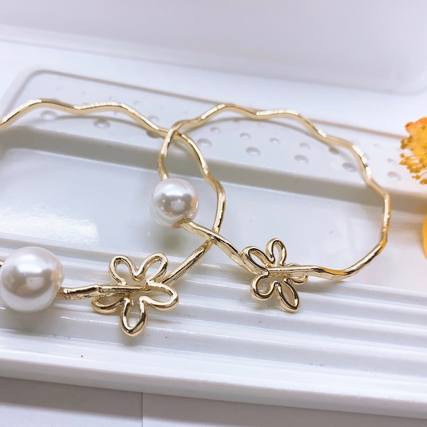 Wavy Bangle with Flower Charm and White Shell Pearl