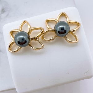 Hawaiian Plumeria Flowers Earrings : Hamilton Gold Stud earrings with shell pearl