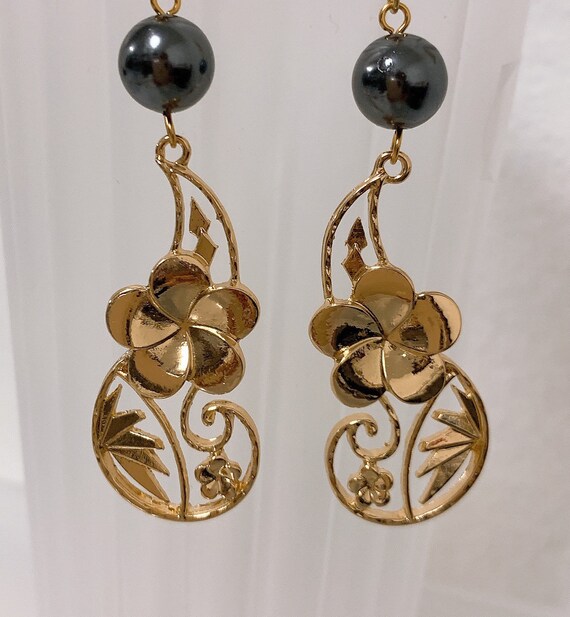 Hawaiian Plumeria Flowers earrings Hamilton Gold Earring with Shell