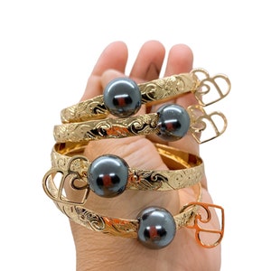 7mm Hawaiian Floating Gray Black Shell Pearl Hamilton Gold Bangle (7mm) with Heart Wave Charm