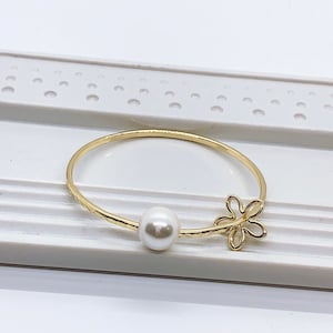 Straight Bangle with Flower Charm and White Shell Pearl