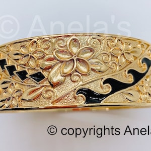 Brazalete hawaiano Hamilton Gold de 25 mm (25 mm) Esmaltado en negro con flor hawaiana