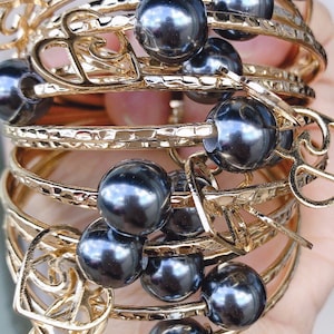 Wavy Bangle With Heart Wave Charm and Gray Black Shell Pearl Wavy Bangle With Heart Wave Charm and Gray Black Shell Pearl