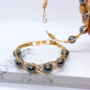 Wire Wrap Black Shell Pearl Hamilton Gold Bracelet