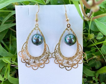 Hawaiian Plumeria Flowers Teardrop : Hamilton Gold Earring with  Shell Pearls