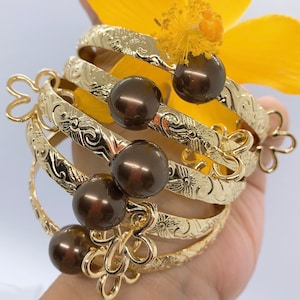 7mm Hawaiian Floating Brown Shell Pearl Hamilton Gold Bangle (7mm) with Flower Charm