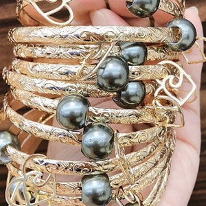 5mm Hawaiian Floating Black Shell Pearl Hamilton Gold Bangle (5mm) with Heart Wave Charm