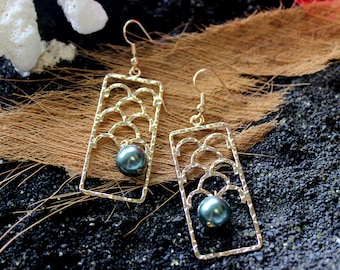 Mermaid Scales: Hamilton Gold Earring with  Shell Pearls