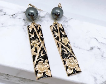 Hawaiian Bamboo Monstera Leaf Plumeria Flower Black Enamel Bar : Hamilton Gold Earring with Shell Pearls