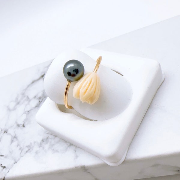 Pikake flower  : Hamilton Gold ring with shell pearl