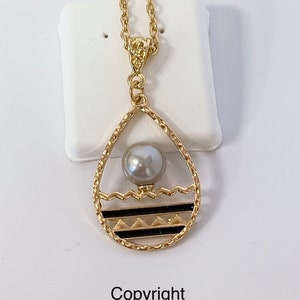 Hawaiian Teardrop Mauna Kea Design: Hamilton Gold Necklace with Lavender Shell Pearls