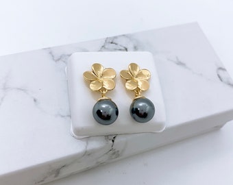 Hawaiian Plumeria Flowers Stud: Hamilton Gold Earring with  Shell Pearls new color