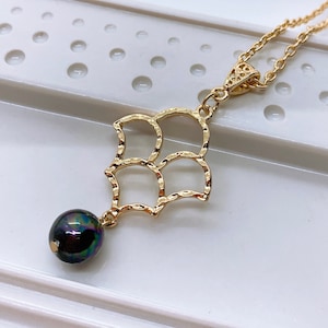 Mermaid Scales : Hamilton Gold Necklace with Shell Pearls