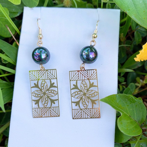 Hawaiian Quilt Weave Patten Flowers Design: Hamilton Gold Earring with  Shell Pearls