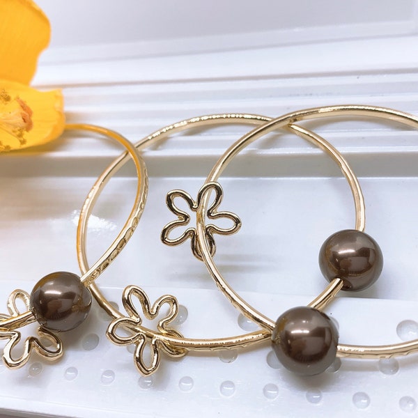 Straight Bangle with Flower Charm and Brown Shell Pearl