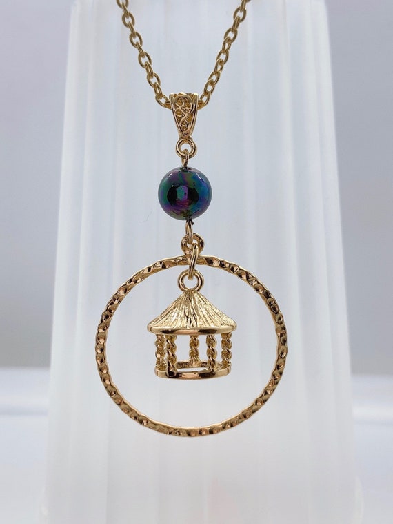 Samoan Pagoda Hamilton Gold Necklace with Rainbow Shell Pearls