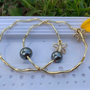 Wavy Bangle with Flower Charm and Gray Black Shell Pearl