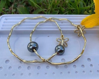 Wavy Bangle with Flower Charm and Gray Black Shell Pearl