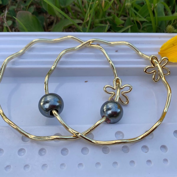 Wavy Bangle with Flower Charm and Gray Black Shell Pearl
