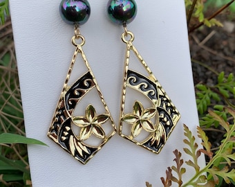Hawaiian Black Enamel Plumeria Flowers Diamond Shape: Hamilton Gold Earring with  Shell Pearls