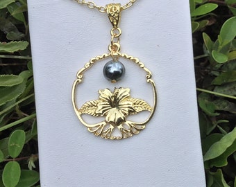 Hawaiian Circle Hibiscus Design : Hamilton Gold Necklace with Shell Pearls