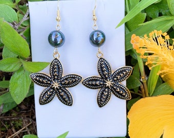 Hawaiian Black Enamel Plumeria Flowers Tribal Hamilton Gold Earring with  Shell Pearls