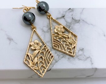 Hawaiian Plumeria Flowers Earrings : Hamilton Gold Earring with Shell Pearls