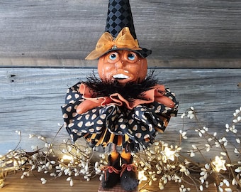 Statuina di zucca stravagante fatta a mano