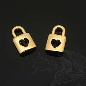 Puede incluir: Dos dijes de candado de color dorado con un recorte en forma de corazón. Los dijes son pequeños y delicados, perfectos para agregar un toque de fantasía a joyas o manualidades.