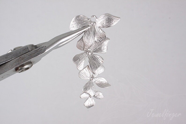 B4352ea/20eamatt Rhodium Plated2140mm Fourfold Wild Orchid Pendant